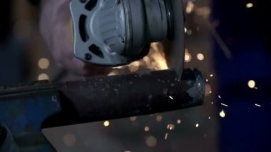 Elektrik değirmeni ağır çekimde kullanma