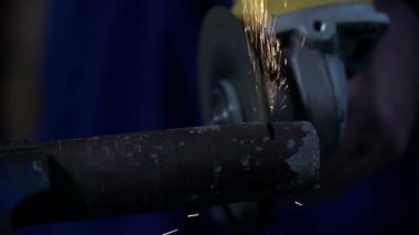 Elektrik değirmeni ağır çekimde kullanma