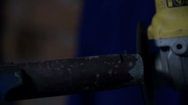işçilerin geri elektrik değirmeni kullanırken