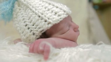 sleppeing bebek beyaz clotthes giyinmiş