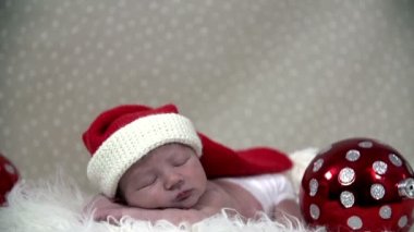 yanında bir redchristmas topu atarken bebek
