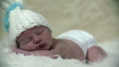 az bebek beyaz bir kap tuzlu battaniyeyle döşeme