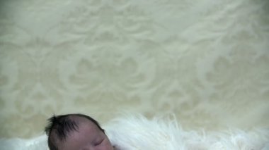 döşeme beyaz tüylü bir battaniye var erkek bebek