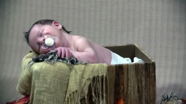 yatağında uyuyan bebek