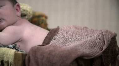 Kollarını eğilerek görücü usulü yatakta döşeme bebek