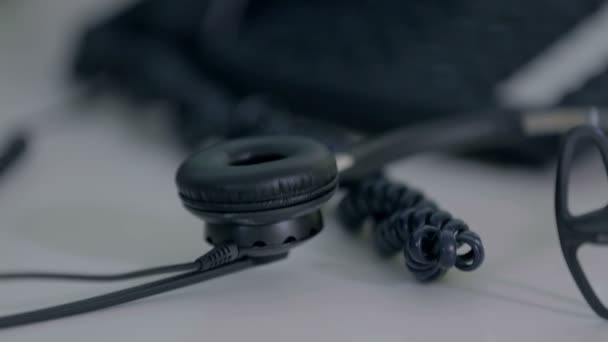 Teléfono fijo negro con cable curvo — Vídeo de stock