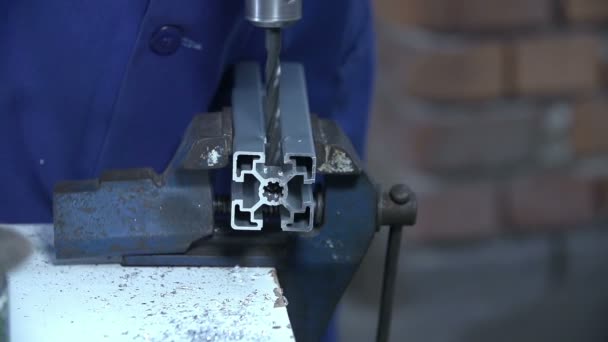 Forage à travers le fer en gros plan 