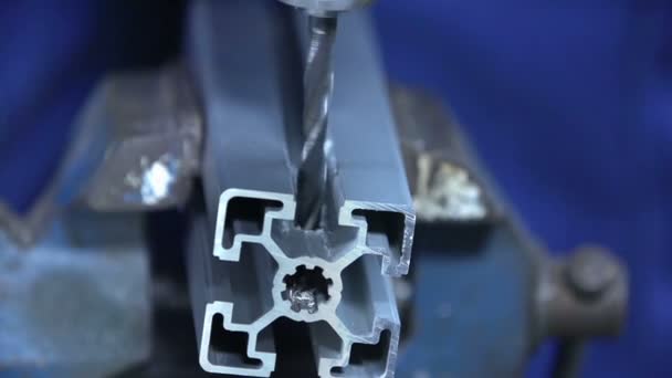 Rilling door ijzer in close-up — Stockvideo
