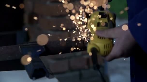 Çubuk elektrik değirmeni whit ile çok sayıda sparkles kesme — Stok video
