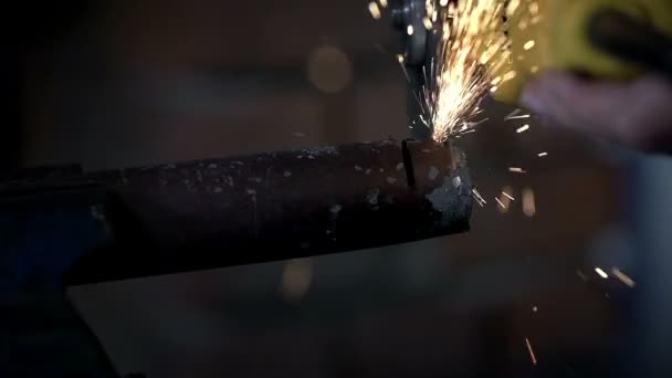 Hacer una muesca en varilla de metal con cortador — Vídeo de stock