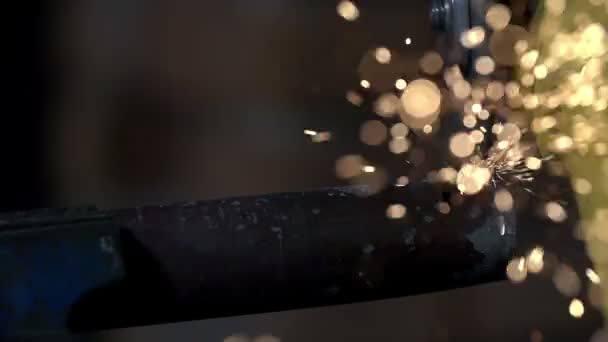 Küçük yapım içine metal elektrik değirmeni kullanarak keser — Stok video