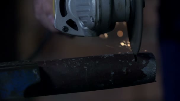 Cutting metal rod with grinder in slow motion — Stock Video