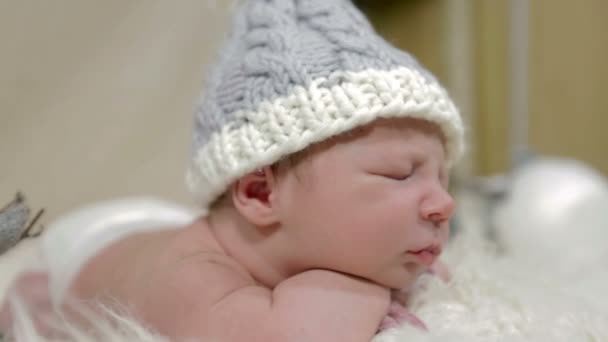 밝은 모자와 아기의 머리 — 비디오