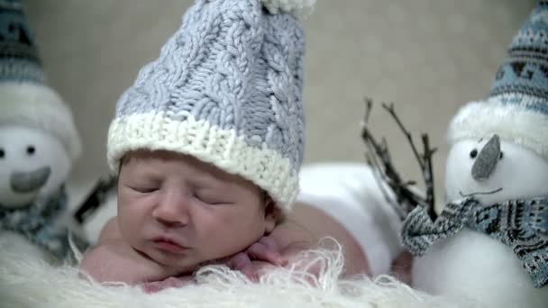 Baby sleeps between two snowmen — Stock Video