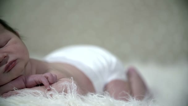 Il bambino riposa pacificamente in una scena illuminata — Video Stock