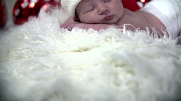 Bebé durmiendo ina escena de Navidad acostado en manta peluda blanca — Vídeos de Stock