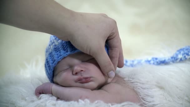 Mãe acariciando o bebê nas bochechas com a mão — Vídeo de Stock