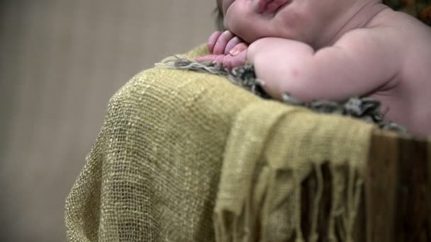 Niño dormido en su cama — Vídeo de stock