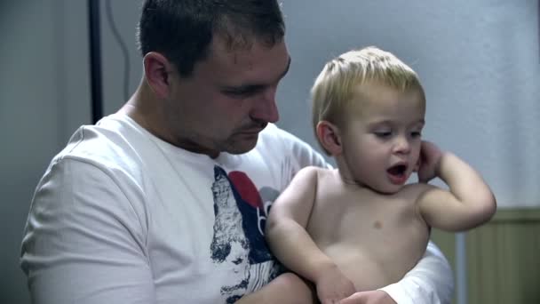 Père tient un fils dans ses bras — Video