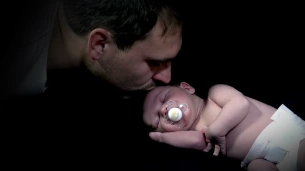 Father giving baby a company — Stock Video