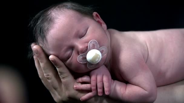 Baby sleeps in quiet position in the mother's arms — Stock Video