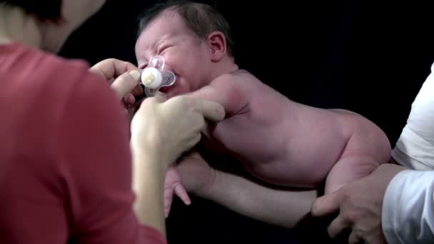 Baby stopt huilen wanneer het wordt een fopspeen — Stockvideo