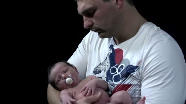 Babası bebeği kollarında tutar. — Stok video