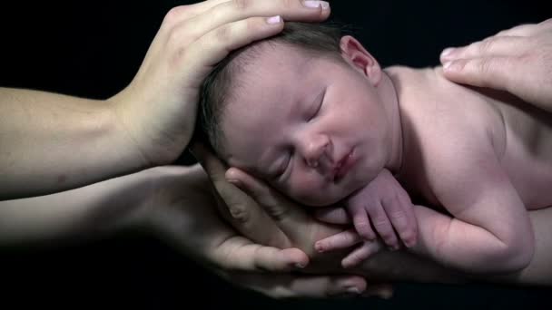 Les parents attendent un bébé avec ses paumes — Video
