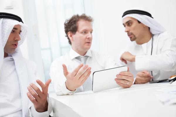 Businessmen working and discussing — Stock Photo, Image