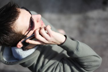 Cep telefonuyla konuşan bir adam.