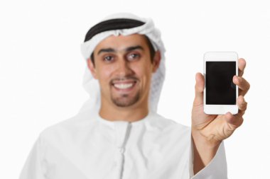 Arap akıllı telefon ile gülümseyen genç