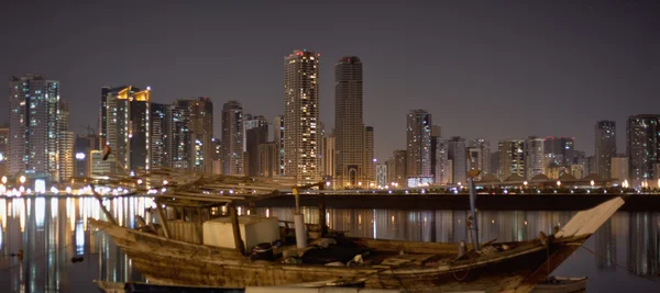 Paisaje urbano de Sharjah. Vista nocturna en la laguna Khalid . — Foto de Stock