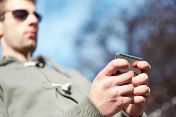 Man med hjälp av smartphone — Stockfoto