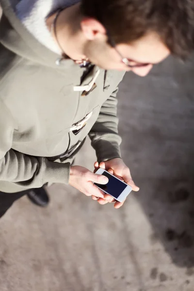 Man using smartphone — Stock Photo, Image