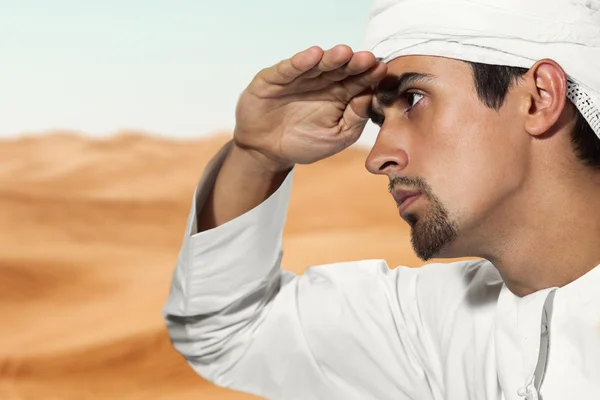 Jovem árabe no deserto — Fotografia de Stock