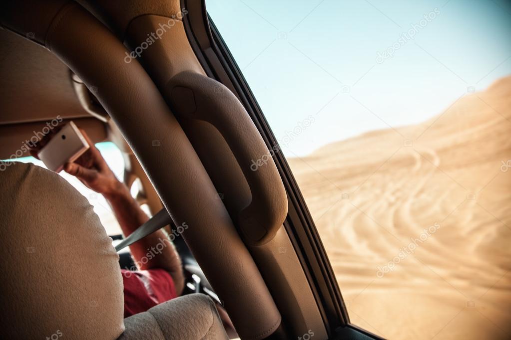 Landcruiser in Safari Desert