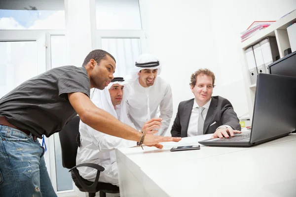 Socios comerciales que trabajan en la oficina . — Foto de Stock