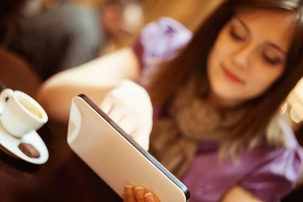 Femme utilisant une tablette numérique dans un café — Photo