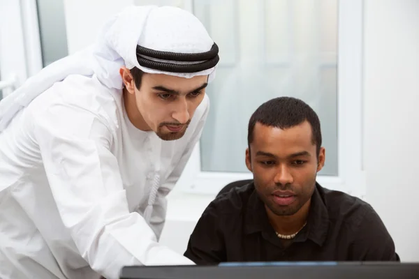 Geschäftspartner im Büro — Stockfoto