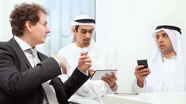 Empresários falando em uma reunião — Fotografia de Stock
