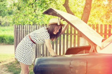 Arabanın duran retro tarzı genç kadın