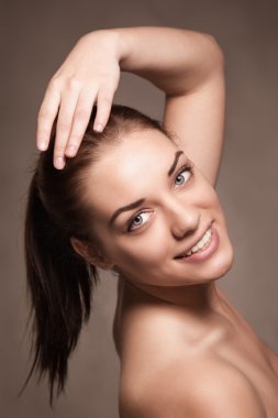 Gülümseyen güzel genç kadın.