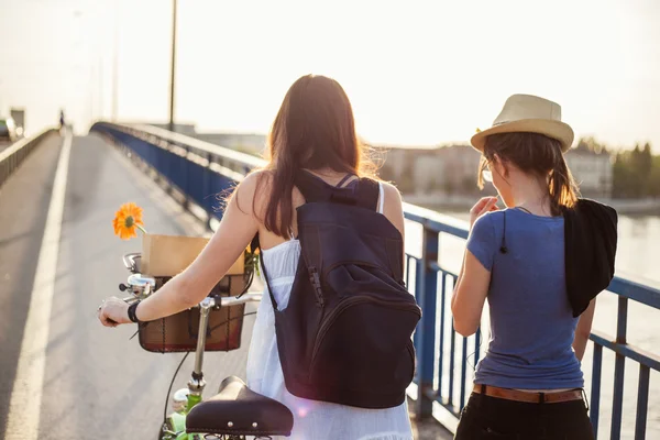 Girls walking across the bridge — Stock Photo, Image