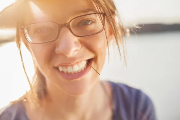 Mooie jonge vrouw — Stockfoto