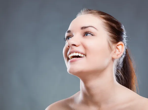 Linda menina sorrindo — Fotografia de Stock