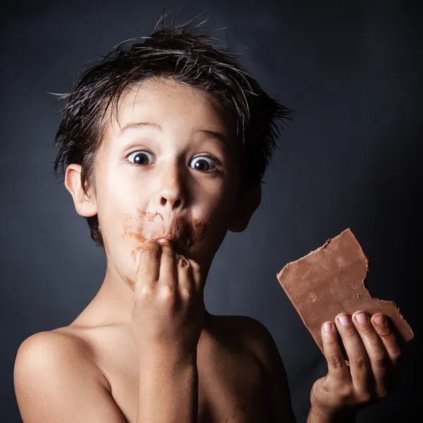 Garçon drôle avec du chocolat — Photo