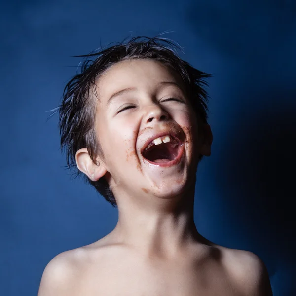 Pojke suddig med choklad — Stockfoto