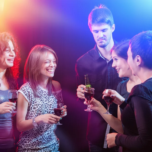 Amigos bailando en la fiesta — Foto de Stock