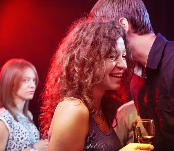 Vrienden genieten van een partij in nachtclub — Stockfoto