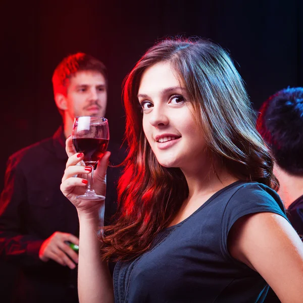 Vrienden genieten van een partij in nachtclub — Stockfoto